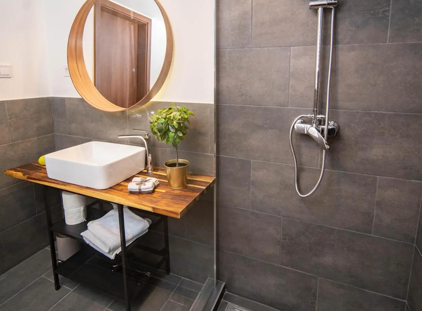Free Parking -Corvin Palace Residence-3Bdrm,6Ppl,Wifi,Ac ブダペスト ハンガリー